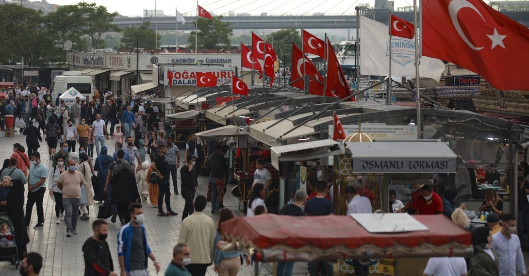 People walk in Eminönü hours before the start of a weekend curfew in Istanbul, Friday, May 28, 2021. (AP File Photo)