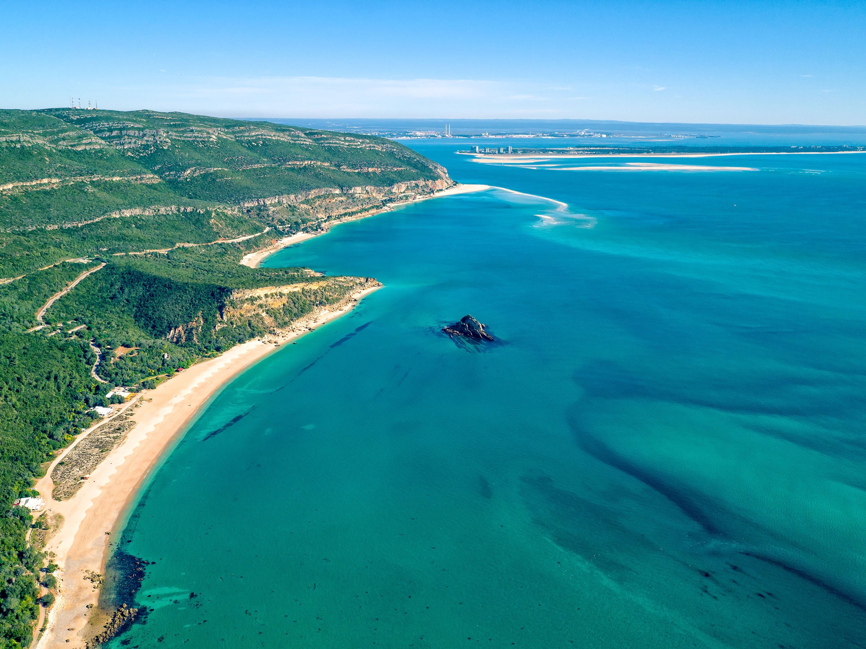 Uma vista aérea da paisagem costeira do Parque Natural da Arrábida em Setupal, em Portugal.  (Foto do Shutterstock)