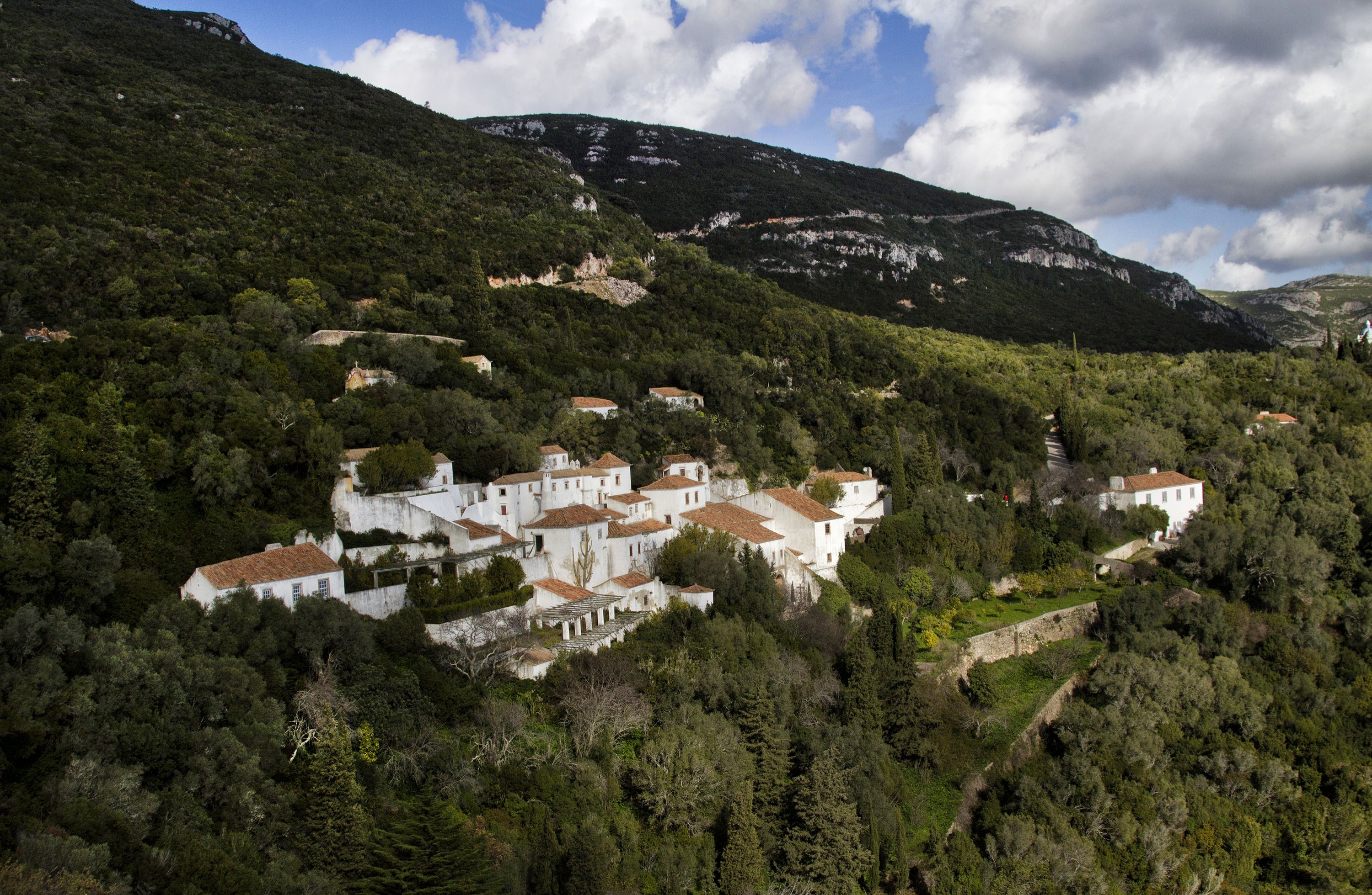 O Convento de Nosa Senhora da Arapita está localizado em uma colina em Arapita, o parque nacional de Sethupal, Portugal.  (Foto do Shutterstock)