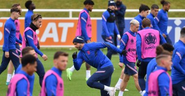England's defender Kyle Walker (C) takes part in a training session in London, June 28, 2021. (AFP Photo)