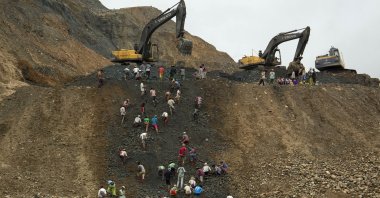 Freelance jade miners collect jade stones in the Hpakant area, Kachin State, Myanmar, June 15, 2015. (AP Photo)