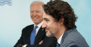 U.S. President Joe Biden (L) and Canada's Prime Minister Justin Trudeau sit around the table at the start of the G7 summit in Carbis Bay, Cornwall, England, June 11, 2021. (AFP Photo)