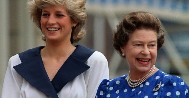 Britain's Diana, Princess of Wales (L), and Britain's Queen Elizabeth II smile to well-wishers outside Clarence House in London, U.K., Aug. 4, 1987. (AP Photo)
