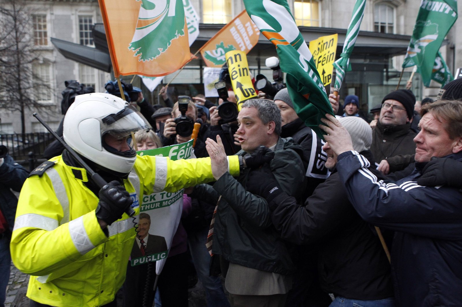 Sinn Fein demonstrators clash with police officers after breaking through the gates of Government Buildings, in Dublin, Ireland, November 22, 2010. (Reuters Photo)