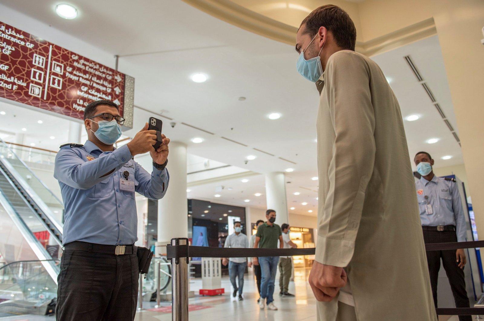 A security man uses the EDE scanner, a new screening system that allegedly detects whether or not people have COVID-19 by using a mobile at Al Wahda Mall, in Abu Dhabi, United Arab Emirates, June 29, 2021. (Reuters Photo)