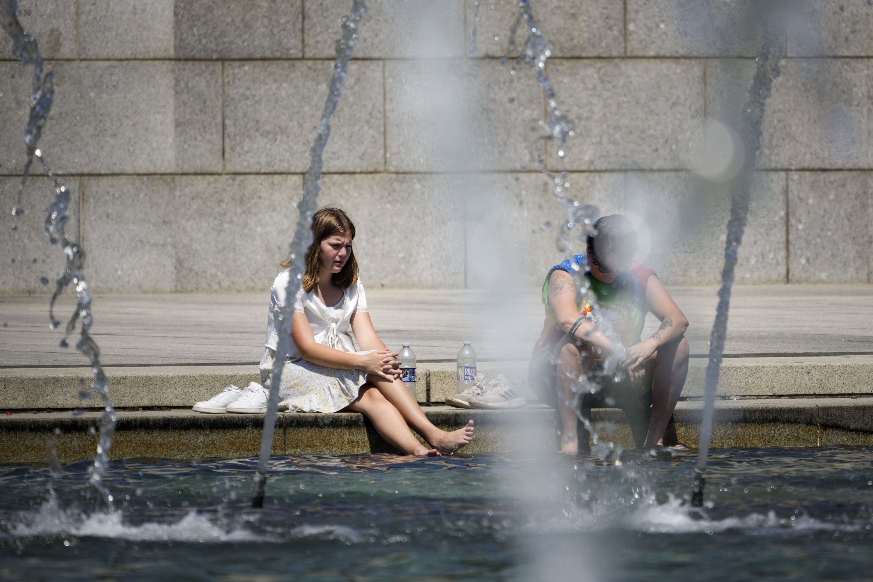 People cool off in the fountains at the World War II Memorial on the National Mall June 29, 2021 in Washington, D.C., U.S. (AFP Photo)