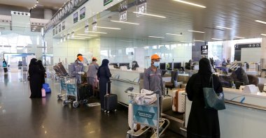 Passengers talk to airline employees at Riyadh International Airport after Saudi Arabia reopened domestic flights following the COVID-19 outbreak, Riyadh, Saudi Arabia, May 31, 2020. (Reuters Photo)