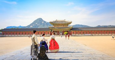 Tourists visiting Gyeongbokgung Palace in Seoul, South Korea, June 19, 2017. (Shutterstock Photo)