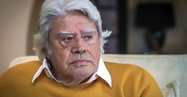 Actor Cüneyt Arkın poses for a photo during an interview, Jan. 12, 2014. (Archive Photo)