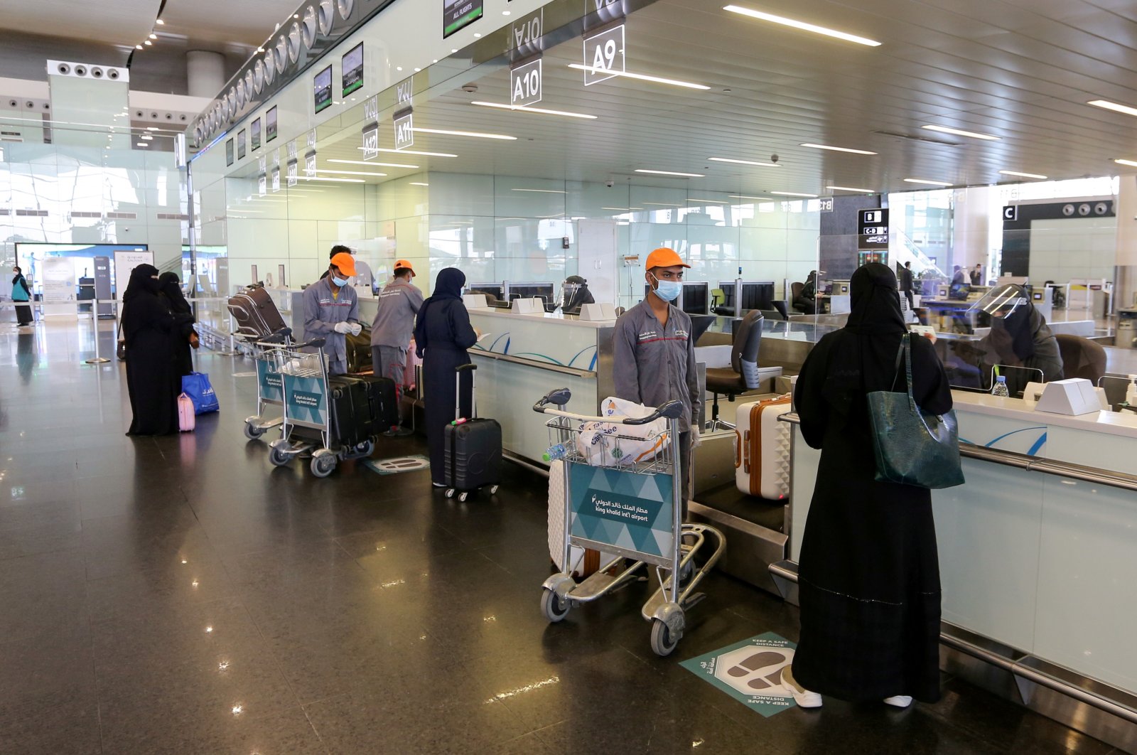 Passengers talk to airline employees at Riyadh International Airport after Saudi Arabia reopened domestic flights following the COVID-19 outbreak, Riyadh, Saudi Arabia, May 31, 2020. (Reuters Photo)