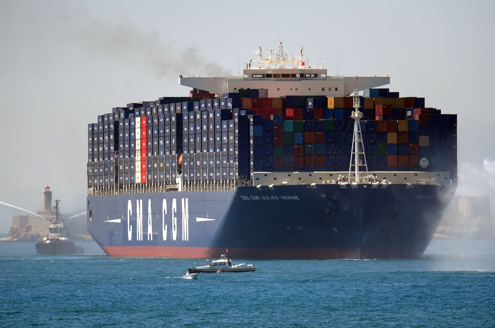 The world's largest container ship, sailing under the French flag, the CMA CGM Jules Verne arrives at the port of Marseille, southern France, June 3, 2013. (AFP Photo)
