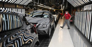 Nissan employees make final checks to cars on the production line at Nissan's plant in Sunderland, northeast England, July 1, 2021. (AFP Photo)