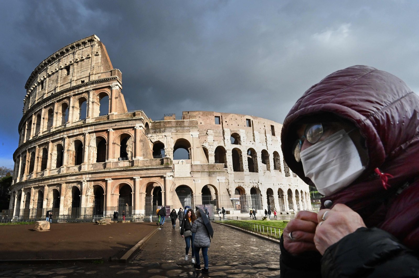 A man wearing a protective mask passes by the Coliseum in Rome amid fears of the COVID-19 pandemic, Italy, March 7, 2020. (AFP Photo)