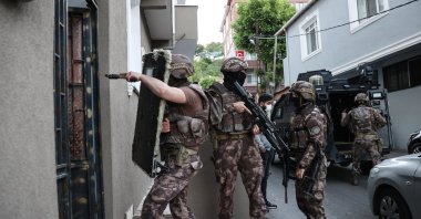 Security forces carry out a counterterrorism operation against Daesh, arresting 18 foreign nationals, Istanbul, Turkey, May 20, 2021. (AA Photo)