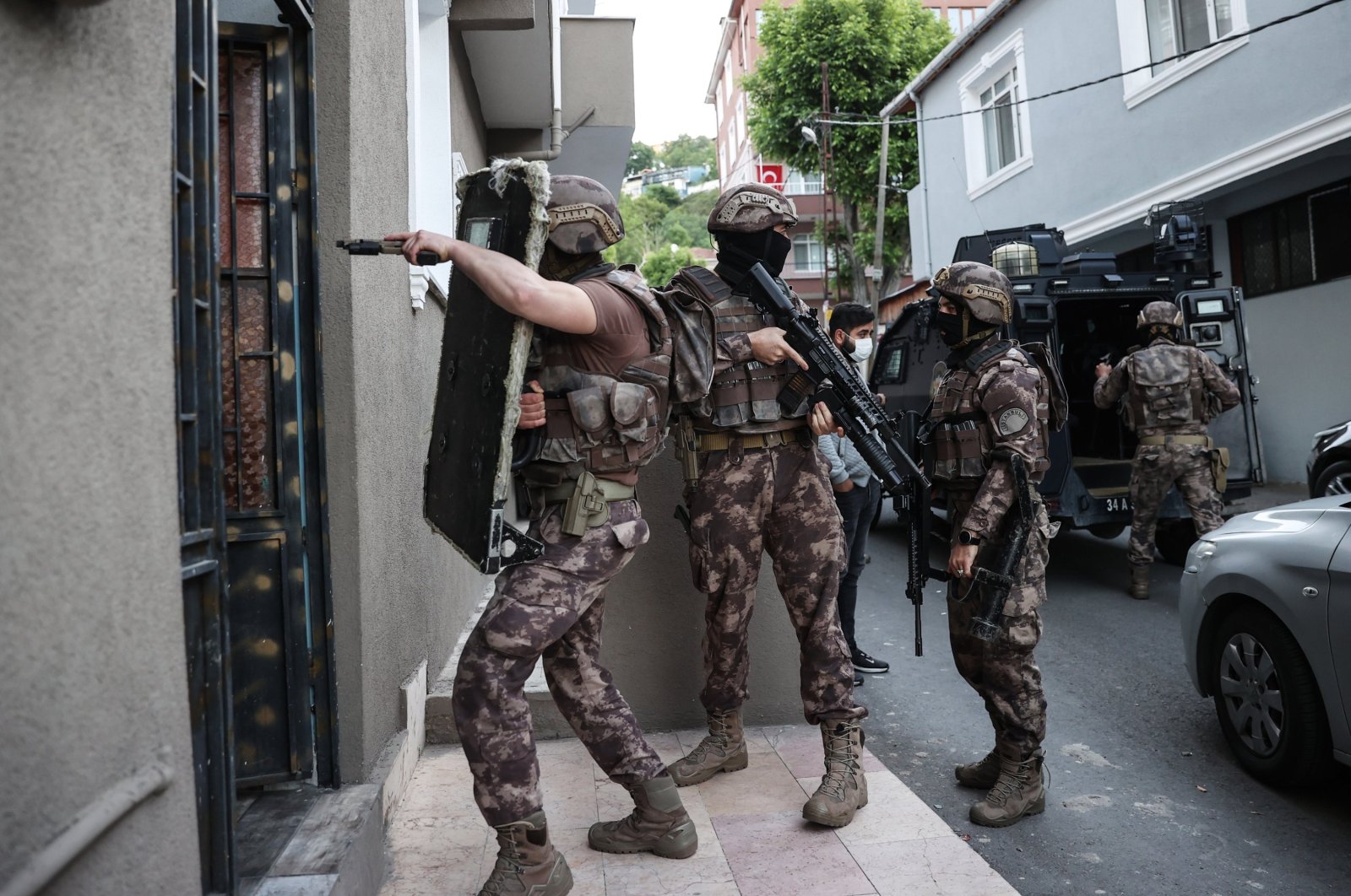 Security forces carry out a counterterrorism operation against Daesh, arresting 18 foreign nationals, Istanbul, Turkey, May 20, 2021. (AA Photo)