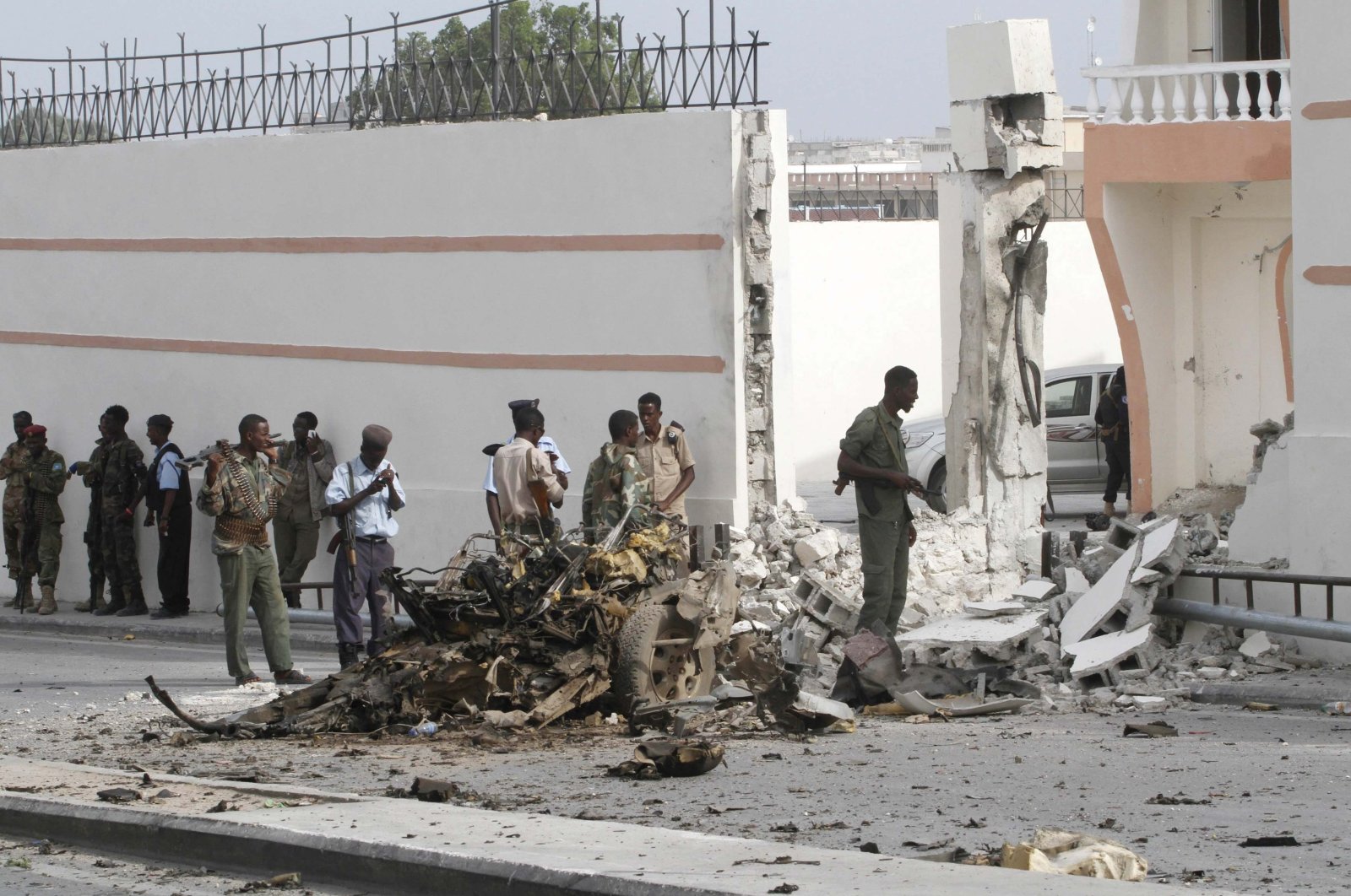 Somali government forces assess the scene of a suicide car explosion in front of the SYL hotel in the capital Mogadishu, Jan. 22, 2015. (Reuters File Photo)