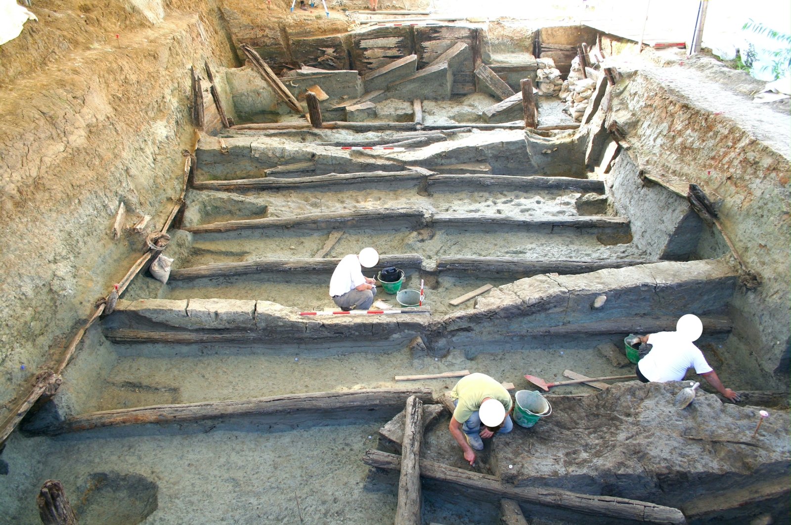Researchers excavate the lower tank of Noceto Vasca Votiva, a ritual pool located in the Po plain, northern Italy. (Cremaschi via PLoS One)