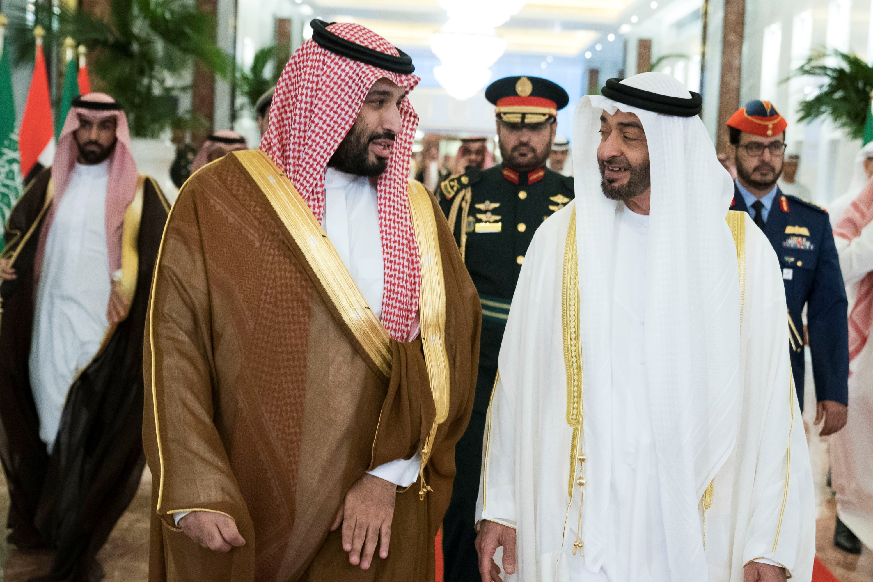 Abu Dhabi's Crown Prince Sheikh Mohammed bin Zayed al-Nahyan receives Saudi Crown Prince Mohammed bin Salman at the Presidential Airport in Abu Dhabi, United Arab Emirates, on Nov. 27, 2019. (Reuters Photo)
