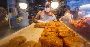 Turkish version of sloppy joes at Taksim square in Istanbul, Turkey, Sept. 30, 2020. (Shutterstock Photo)