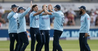 England's Chris Woakes (2nd R) celebrates with teammates after taking a catch to dismiss Sri Lanka's Oshada Fernando off the bowling of Tom Curran during an ODI at Bristol County Ground, Bristol, U.K., July 4, 2021. (Reuters Photo)