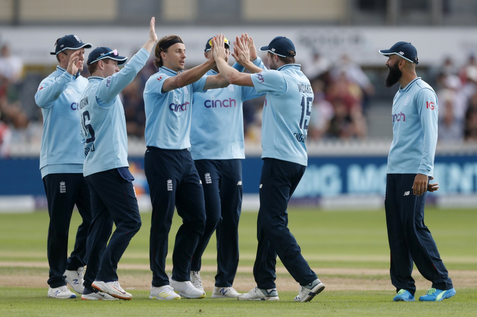 England's Chris Woakes (2nd R) celebrates with teammates after taking a catch to dismiss Sri Lanka's Oshada Fernando off the bowling of Tom Curran during an ODI at Bristol County Ground, Bristol, U.K., July 4, 2021. (Reuters Photo)