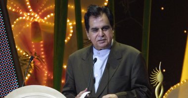 Indian veteran actor Dilip Kumar speaks at the podium for his award for outstanding achievement in Indian cinema at the 5th International Indian Film Academy (IIFA) Awards in Singapore, May 22, 2004. (AFP File Photo)