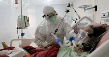 A nurse assists a patient suffering from COVID-19 at an intensive care unit at a hospital in Bogor, Indonesia, Jan. 26, 2021. (Reuters Photo)