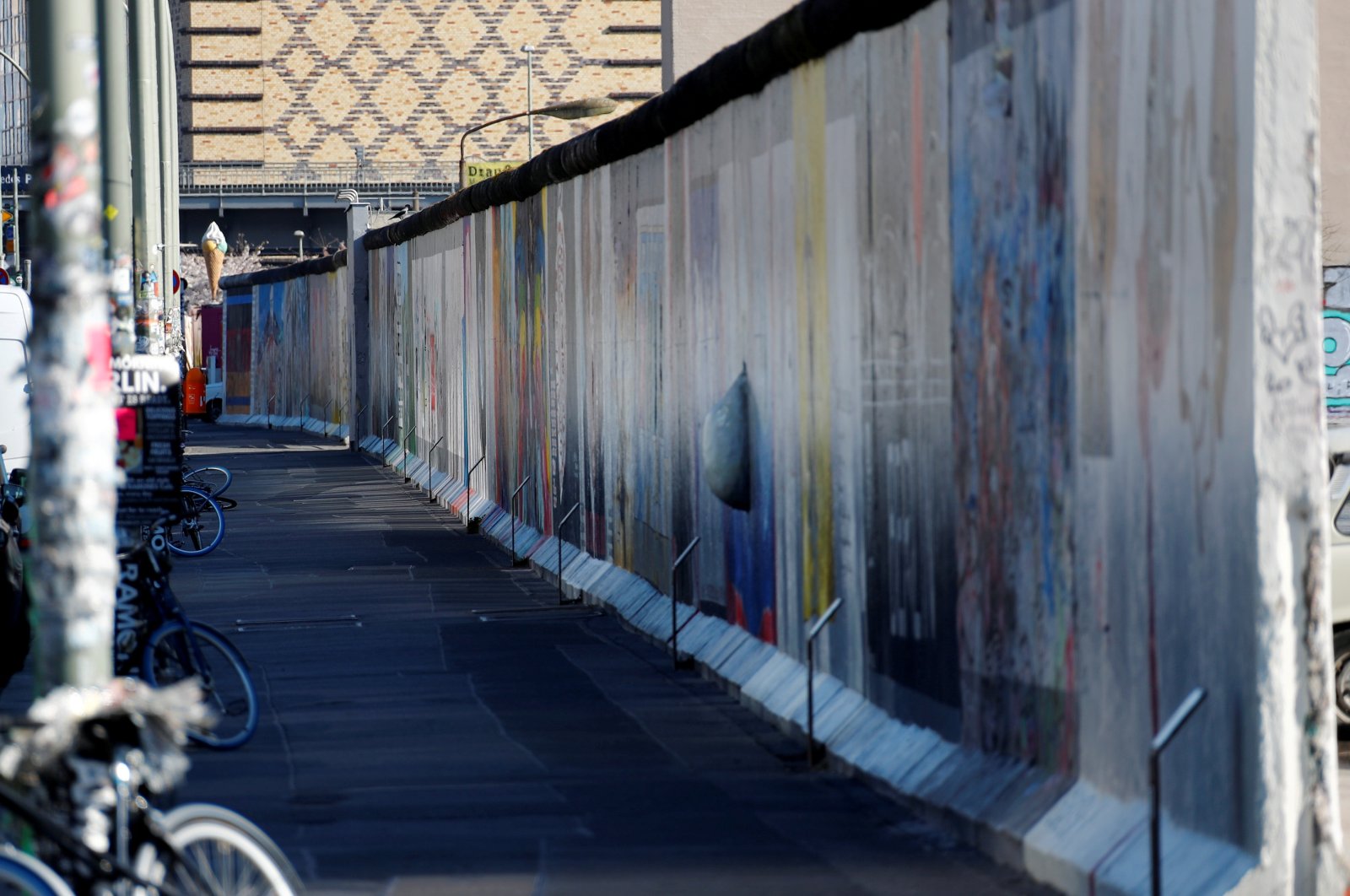 The empty East Side Gallery, the largest remaining part of the former Berlin Wall, is pictured during the coronavirus disease (COVID-19) outbreak in Berlin, Germany, March 25, 2020.  (Reuters Photo)