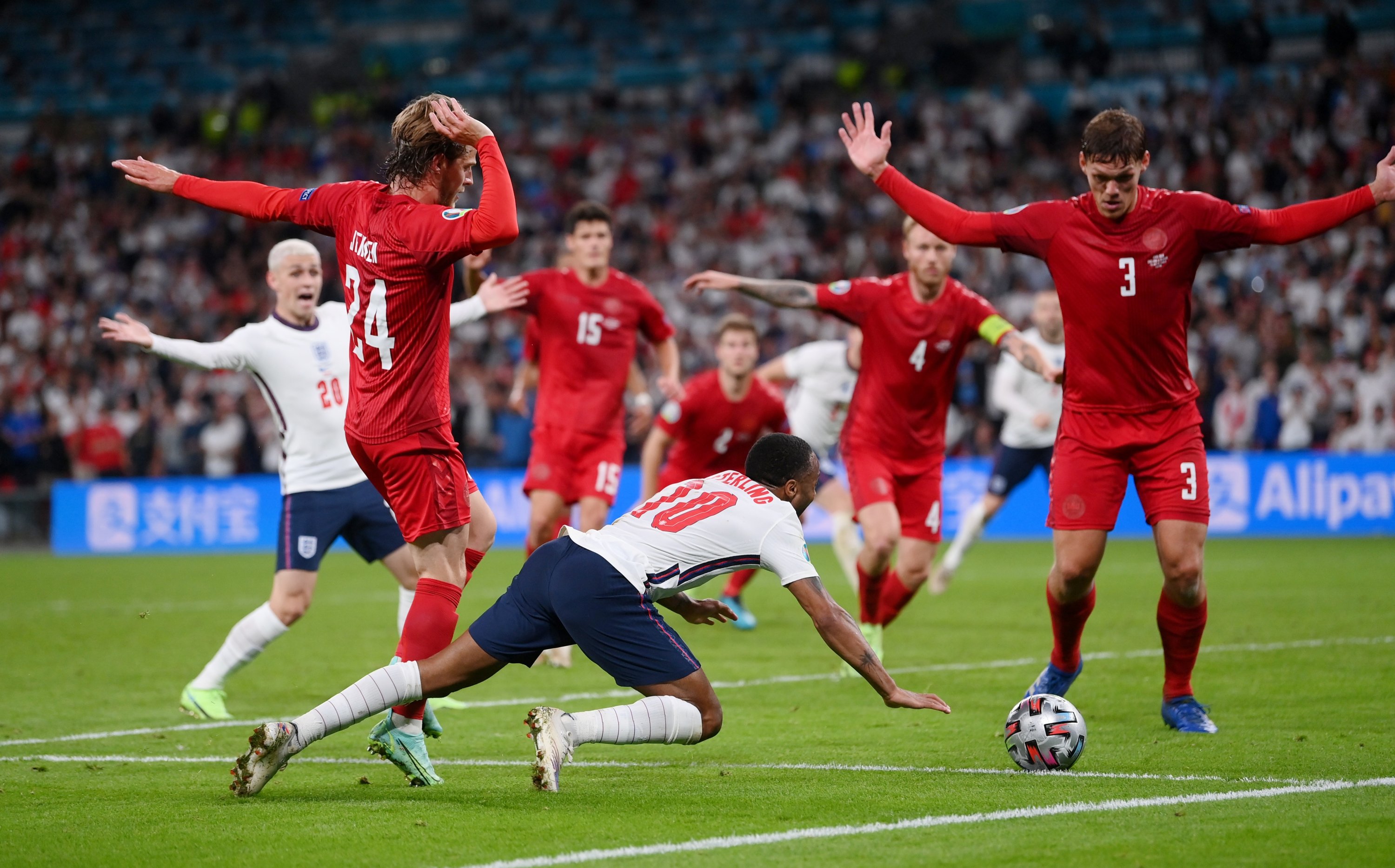 Stop lecturing: England faces diving criticism after 'cheap' penalty |  Daily Sabah