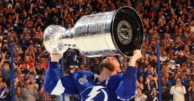 Steven Stamkos of the Tampa Bay Lightning hoists the Stanley Cup after the 1-0 victory against the Montreal Canadiens in Game 5 to win the 2021 NHL Stanley Cup Final at Amalie Arena, Tampa, Florida, July 7, 2021. (AFP Photo)