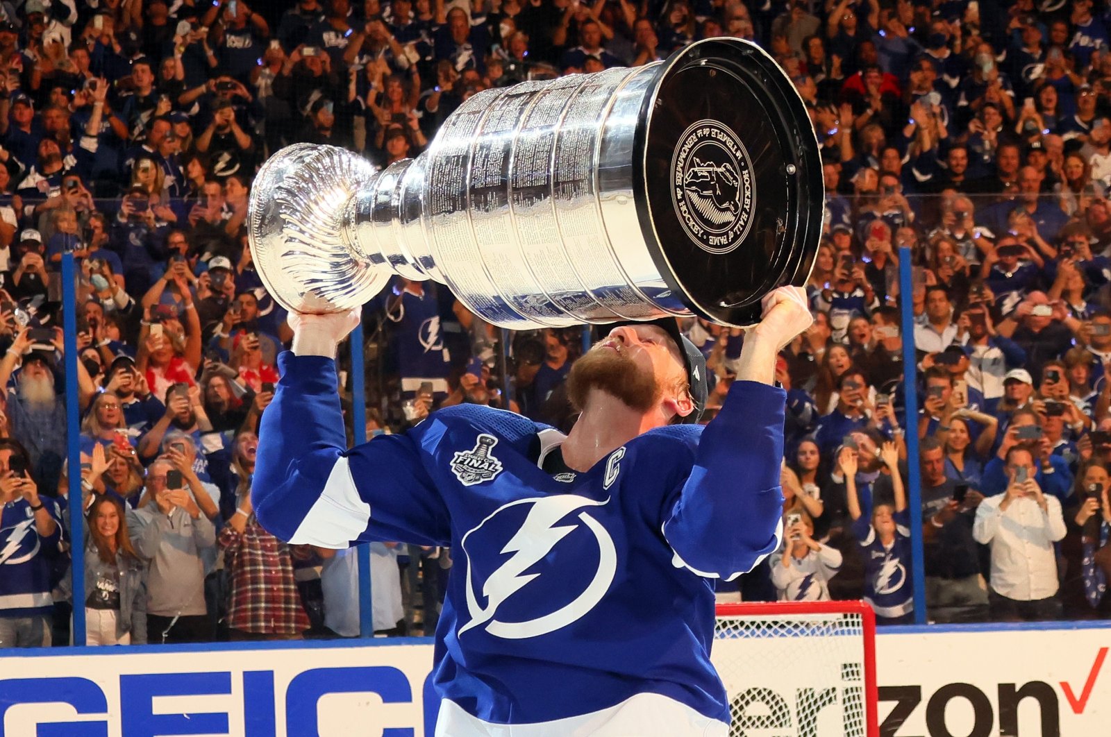 Steven Stamkos of the Tampa Bay Lightning hoists the Stanley Cup after the 1-0 victory against the Montreal Canadiens in Game 5 to win the 2021 NHL Stanley Cup Final at Amalie Arena, Tampa, Florida, July 7, 2021. (AFP Photo)