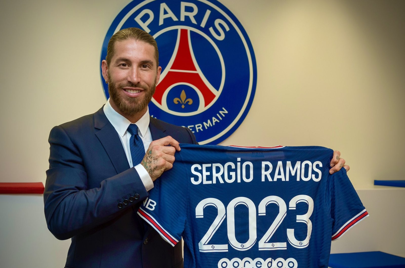 Spanish defender Sergio Ramos poses with a PSG jersey after completing his move to the Ligue 1 club, Paris, France, July 8, 2021. (DHA Photo)