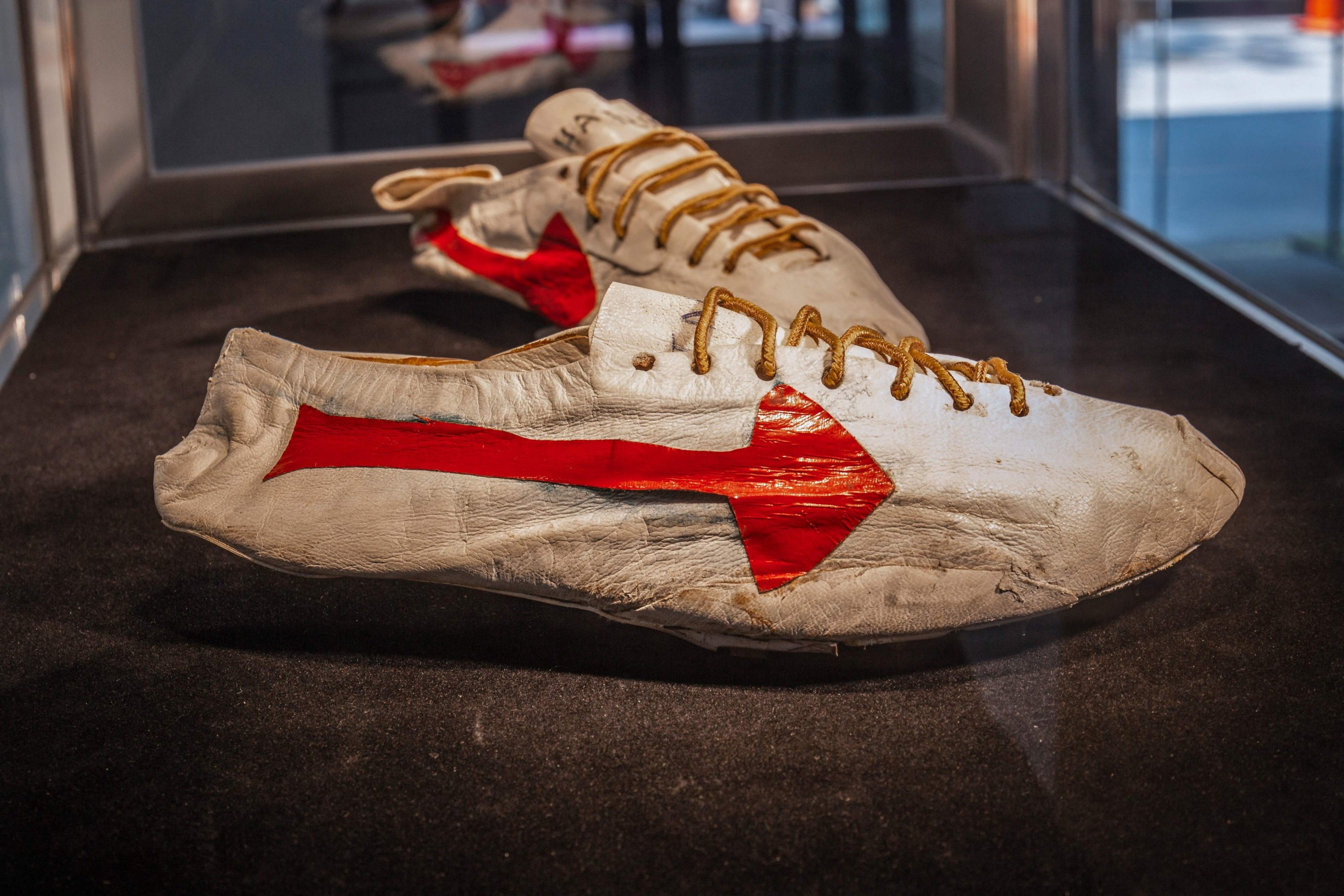 højdepunkt godtgørelse usikre Sotheby's eyes $1M for rare Nike Olympic shoe that inspired iconic swoosh  logo | Daily Sabah