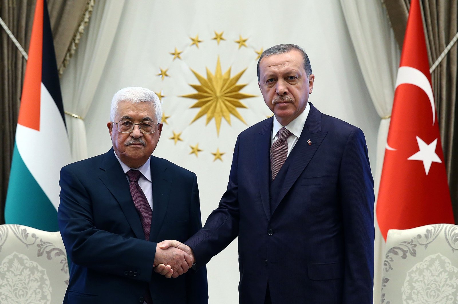 President Recep Tayyip Erdoğan shakes hands with Palestinian President Mahmoud Abbas at the Presidential Complex in Ankara on Oct. 28, 2017 (Sabah File Photo)