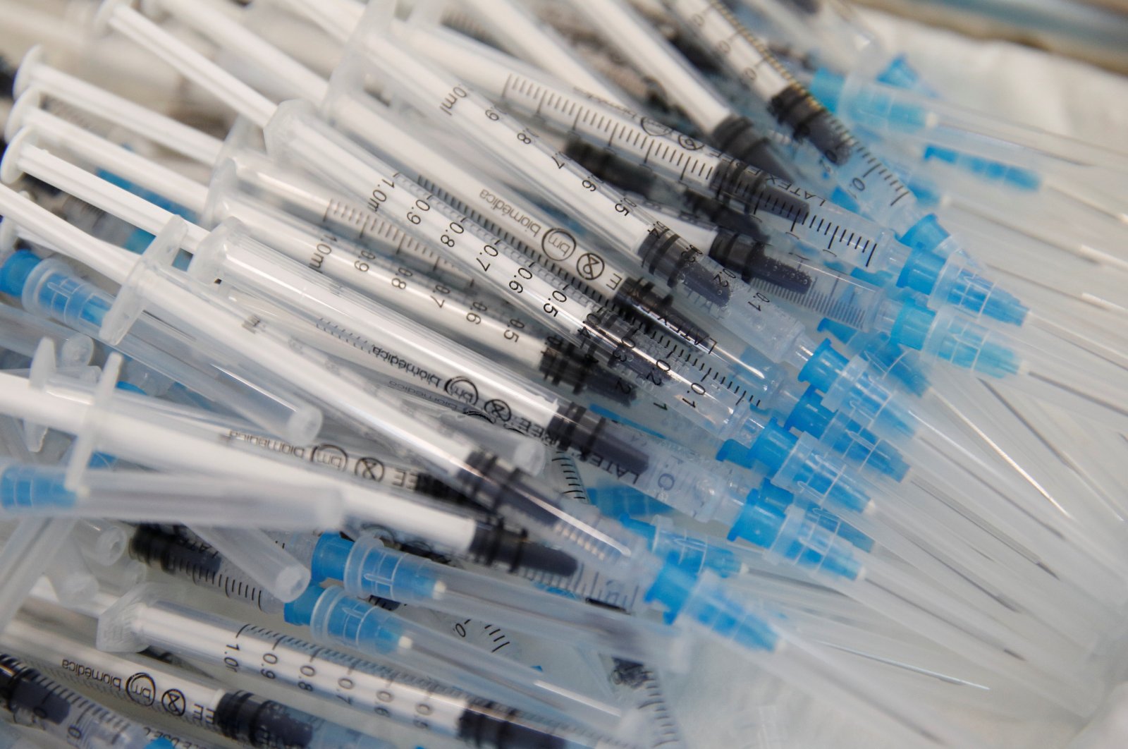 Syringes with the Pfizer-BioNTech vaccines to be administered against the coronavirus disease (COVID-19) lie on a tray during a program without an appointment in Sant Vicenc de Casteller, north of Barcelona, Spain, July 6, 2021. (Reuters Photo)
