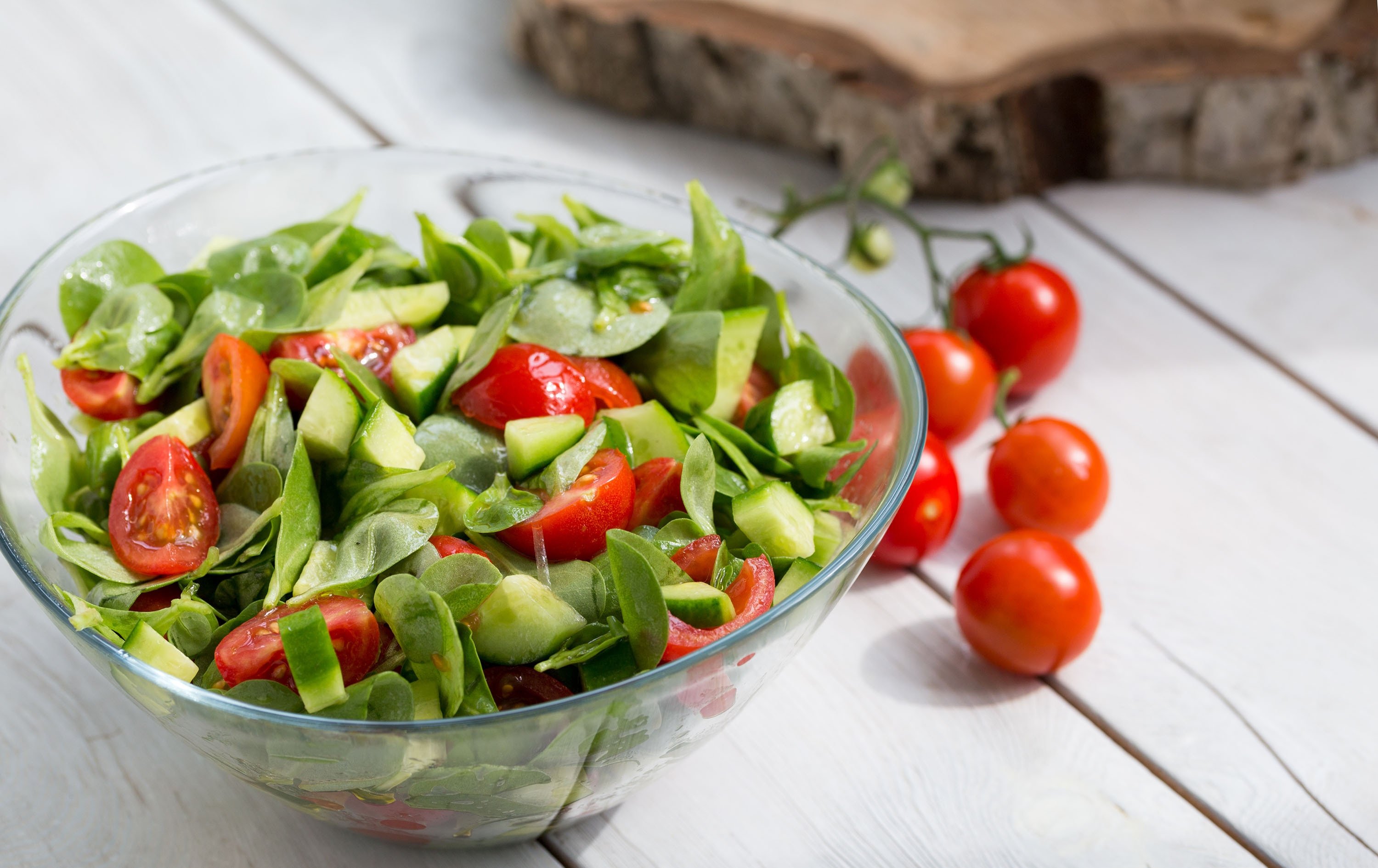 Purslane salad with tomatoes and cucumbers. (Shutterstock Photo)