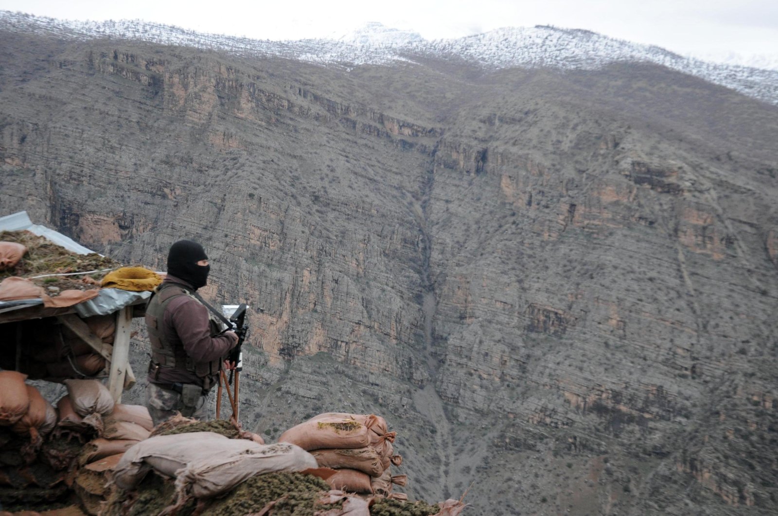 A Turkish soldier stands on guard near the Iraqi border in the mountainous region of Hakkari, southeastern Turkey. (AA File Photo)