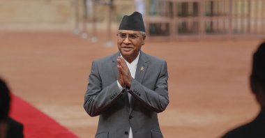 Nepalese Prime Minister Sher Bahadur Deuba greets Indian ministers during his ceremonial reception at the Indian presidential palace in New Delhi, India, Aug. 24, 2017. (AP Photo)