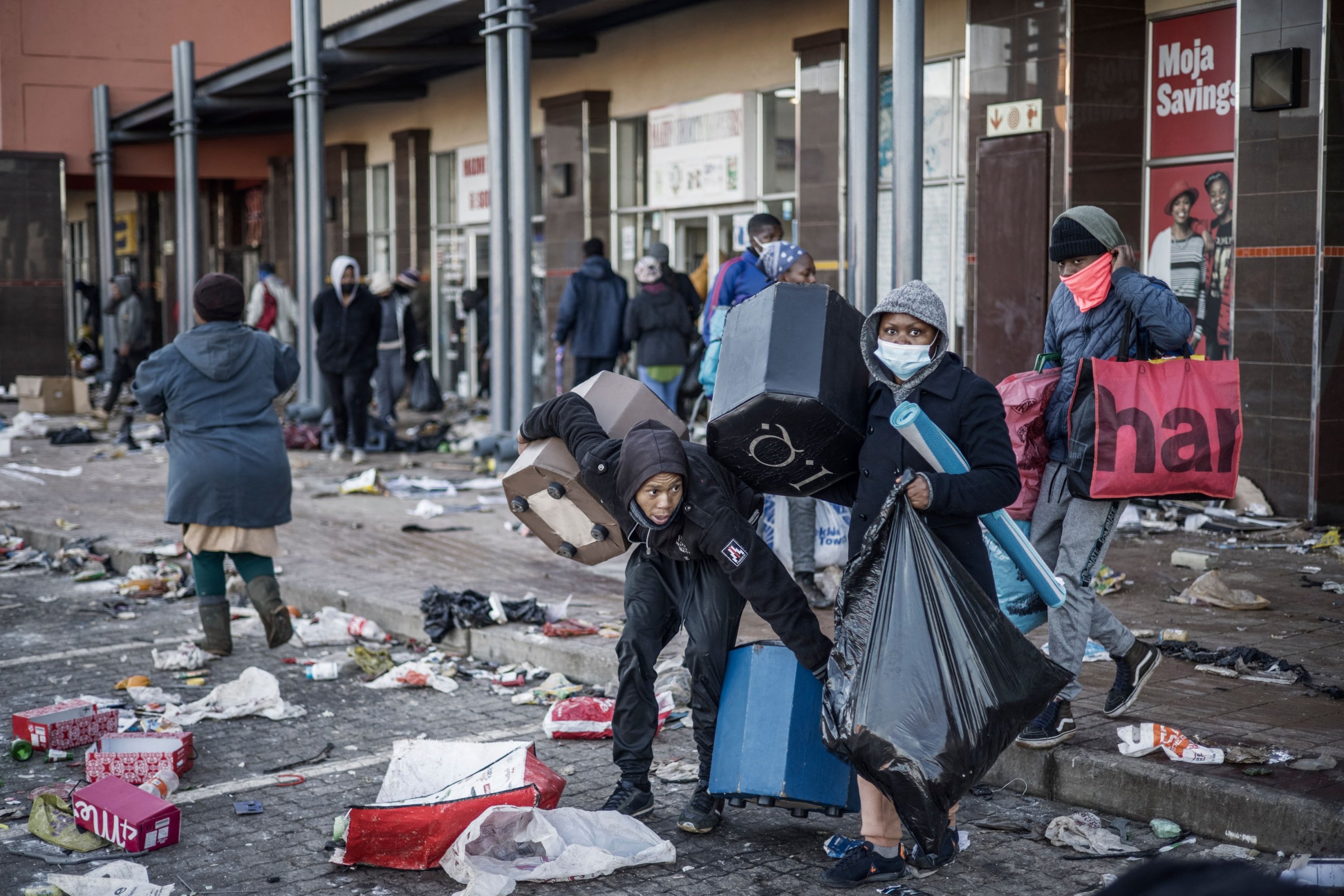 Looters take away the few items left to grab in a vandalized mall in Vosloorus, South Africa, July 14, 2021. (AFP Photo)