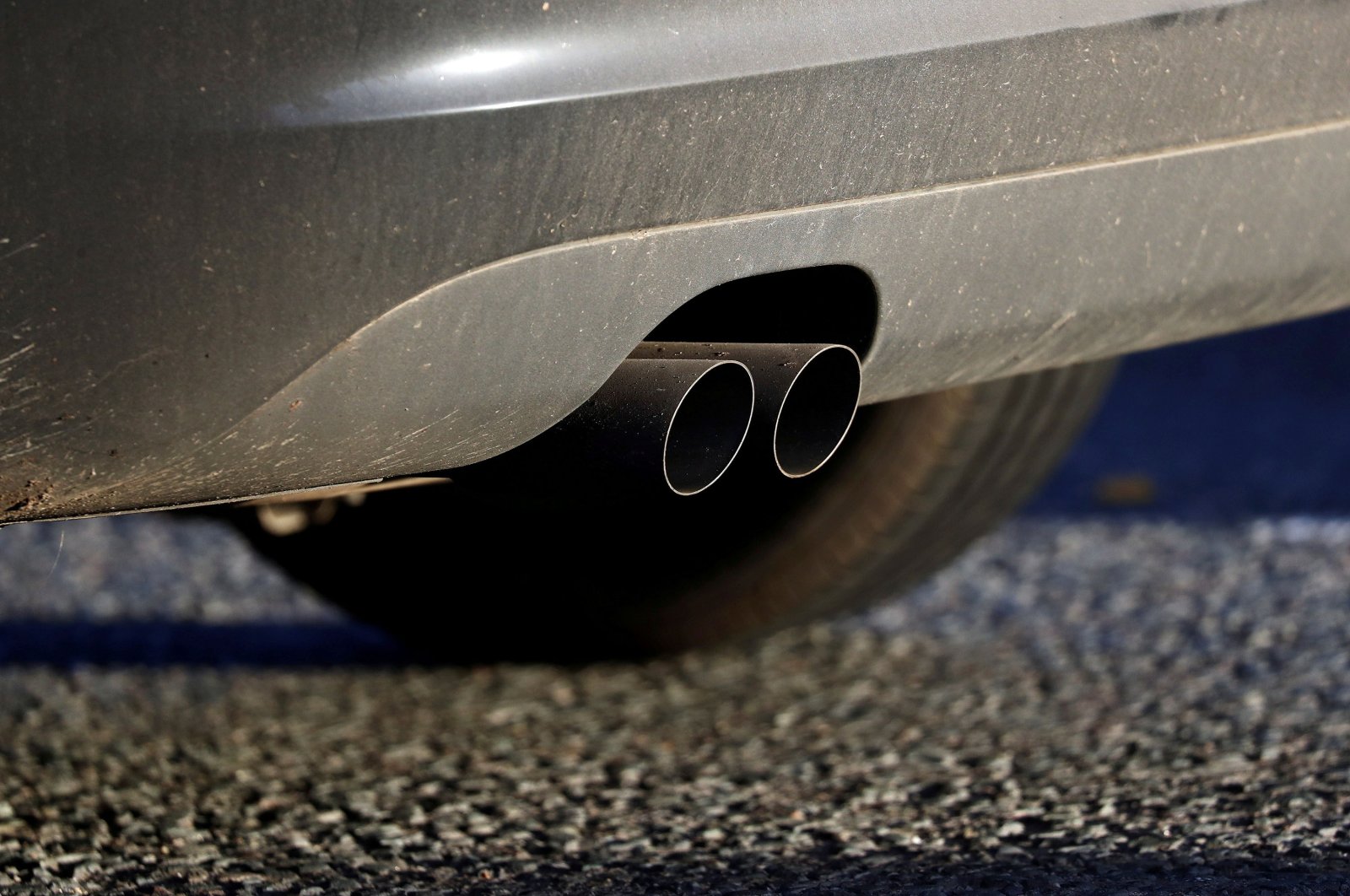 An exhaust pipe is seen as a vehicle sitting in traffic approaches the Blackwall Tunnel, in London, Britain, Nov. 18, 2020. (Reuters Photo)