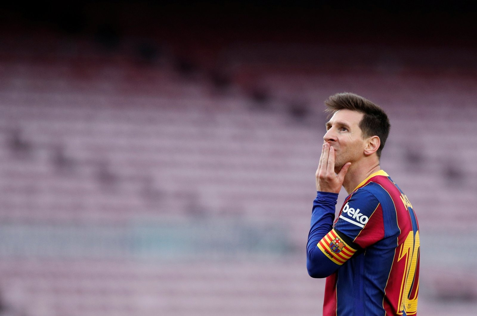 Messi to stay at Barcelona with new 5-year contract, reports say ...