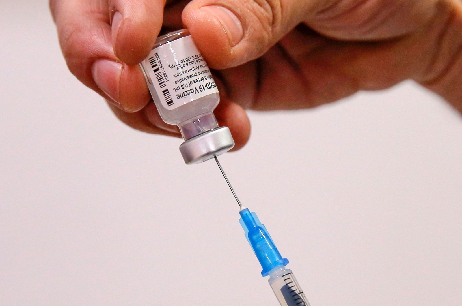 A health workers fills a syringe with a dose of the Pfizer-BioNTech COVID-19 vaccine at a vaccination center, in Santiago, Chile, July 12, 2021. (AFP Photo)