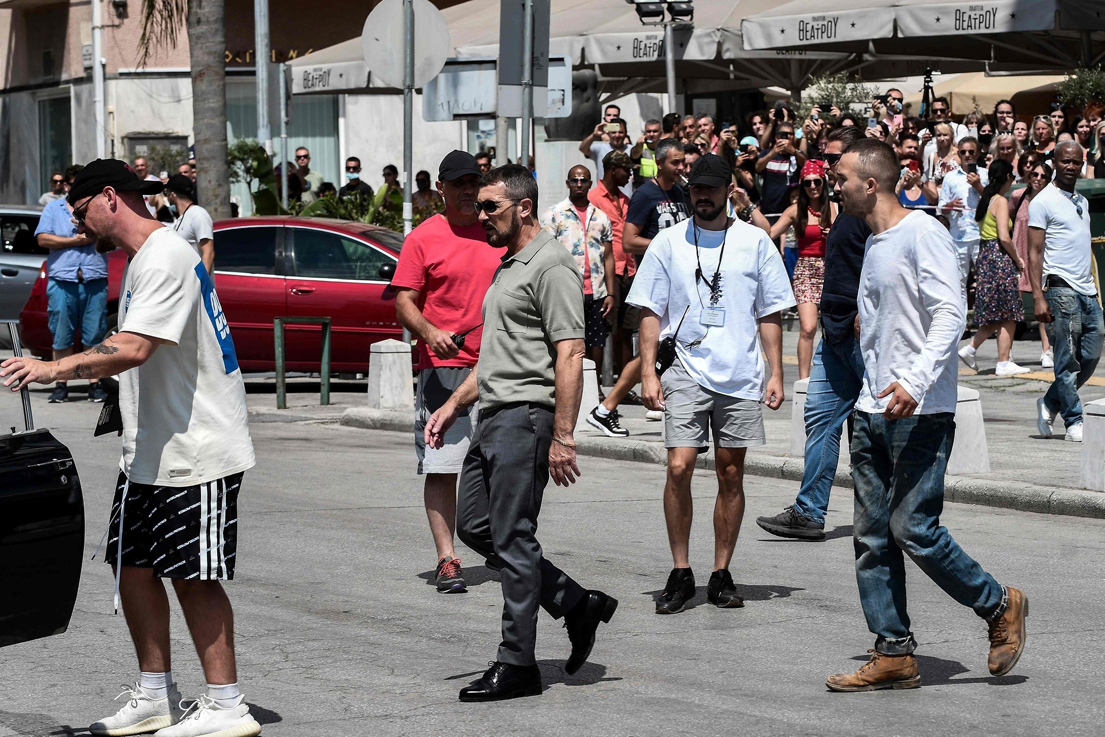 El actor, director y productor español Antonio Banderas (CL) está rodeado de miembros del equipo durante el rodaje del thriller de acción. 