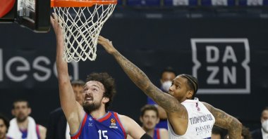 Then-Anadolu Efes center Sertaç Şanlı (L) tries to score past Real Madrid's Trey Thompkins in the THY EuroLeague, Madrid, Spain, April 28, 2021.