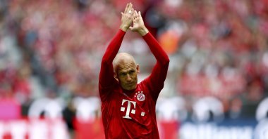 Bayern's Arjen Robben applaudes prior to a German Bundesliga match against Eintracht Frankfurt in Munich, Germany, May 18, 2019. (AP Photo)