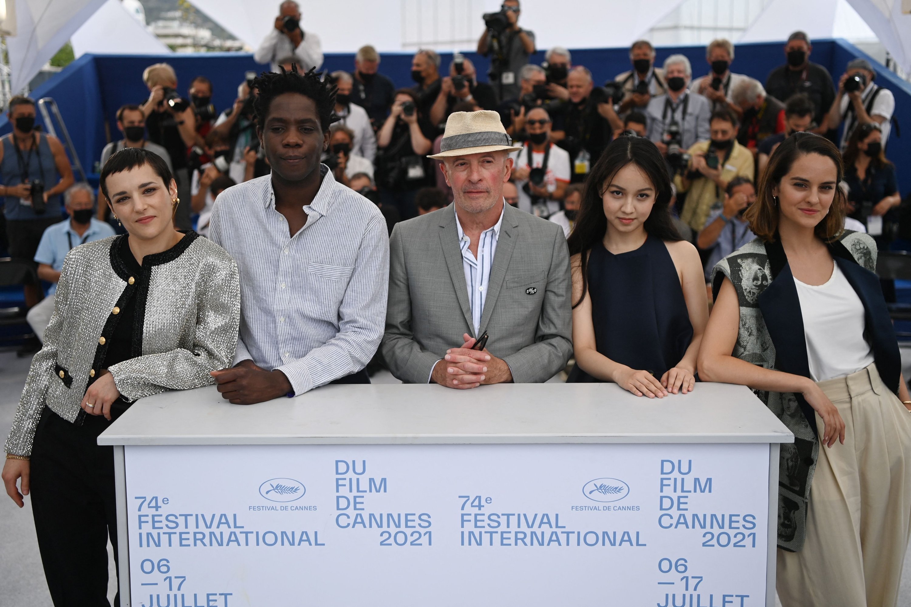 (L-R) French actress and singer Jehnny Beth, French actor Makita Samba, French director Jacques Audiard, French actress Lucie Zhang and French actress Noemie Merlant pose during a photocall for the film "Les Olympiades" ("Paris 13th District") at the 74th edition of the Cannes Film Festival in Cannes, southern France, July 15, 2021. (AFP Photo)