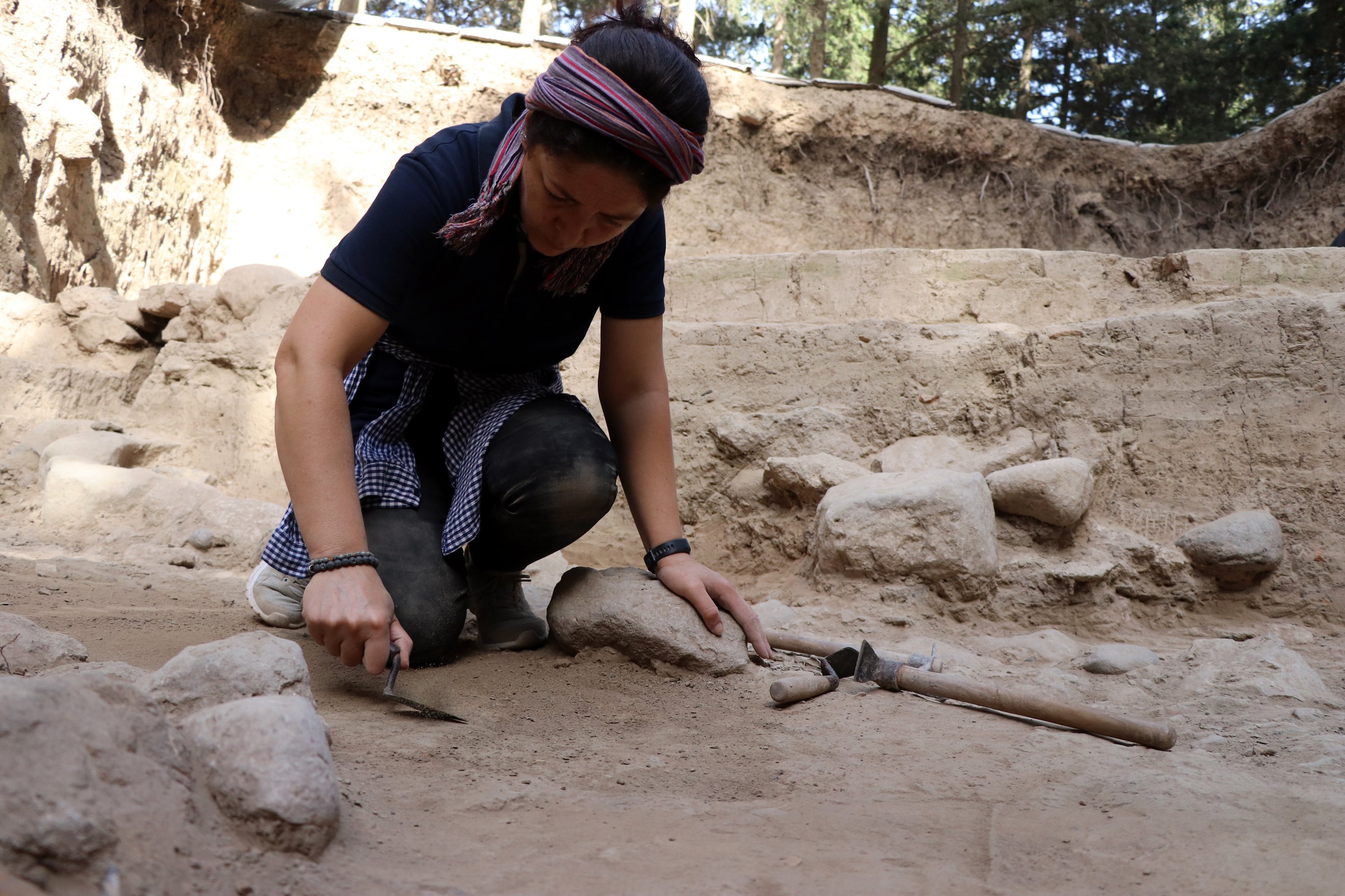 An archaeologist works in Aççana Mound, Hatay, southern Turkey, July 15, 2021. (AA Photo)