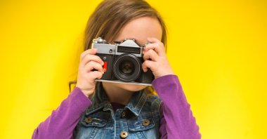  If you take portrait photos indoors, you should make sure that the light source is indirect. In addition, the picture should be cropped a little more generously. (Shutterstock Photo) 