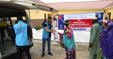 Volunteers from the Turkish Diyanet Foundation (TDV) deliver meat aid to locals, in Abuja, Nigeria, July 31, 2020. (COURTESY OF TDV)