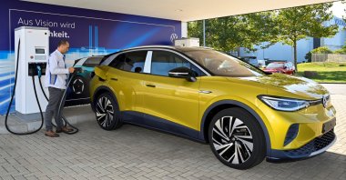 An employee presents the new electric Volkswagen model ID. 4 during a media show in Zwickau, Germany, Sept. 18, 2020. (Reuters Photo)